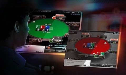 Čovek koji igra online poker